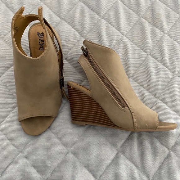 Tan suede Brash open toe bootie. Size 6 - Picture 6 of 8